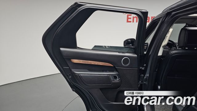 Land Rover Discovery 2019 — photo 15