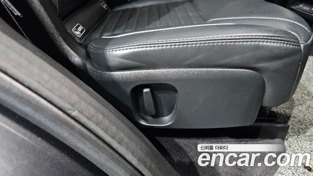 Land Rover Discovery 2019 — photo 37
