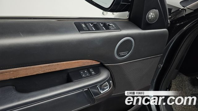 Land Rover Discovery 2019 — photo 42