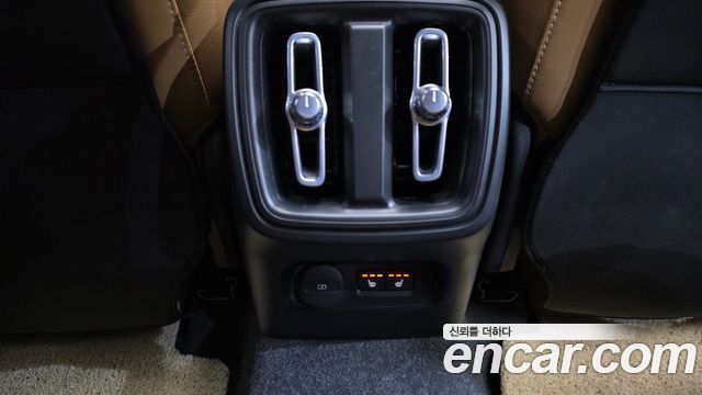 Volvo XC40 2021 — photo 24