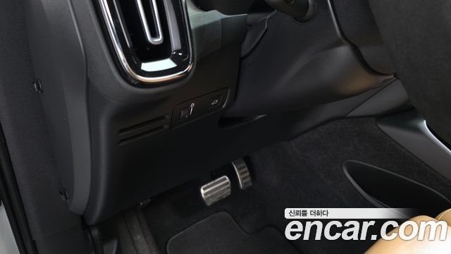Volvo XC40 2021 — photo 28