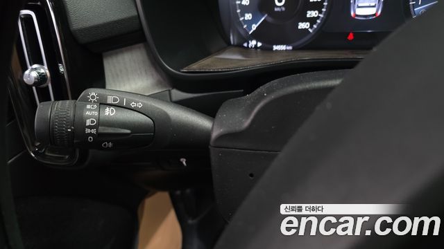 Volvo XC40 2021 — photo 31