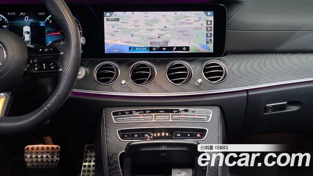Mercedes-Benz E-Class 2021 — photo 19