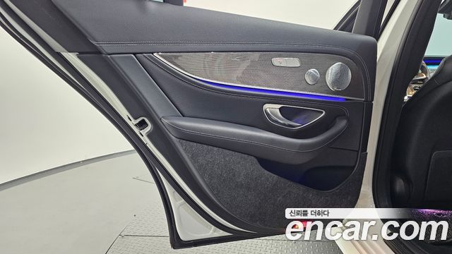 Mercedes-Benz E-Class 2018 — photo 15