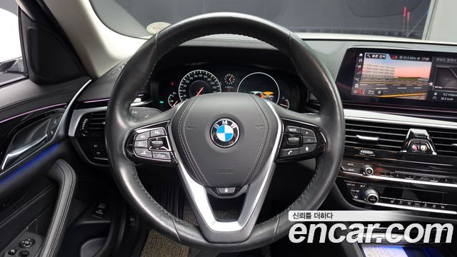 BMW 5-Series 2019 — photo 18