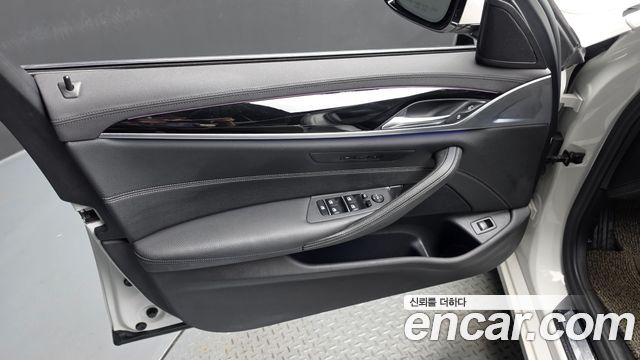 BMW 5-Series 2019 — photo 14