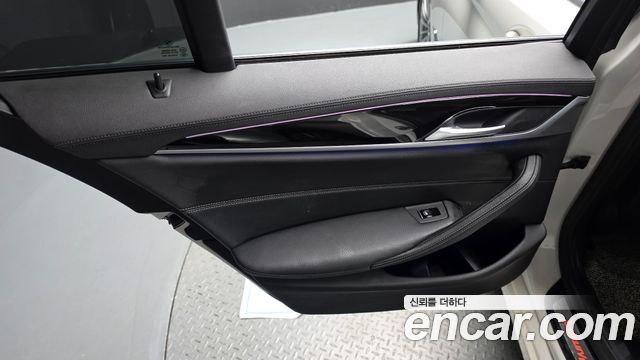 BMW 5-Series 2019 — photo 15
