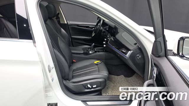 BMW 5-Series 2019 — photo 16