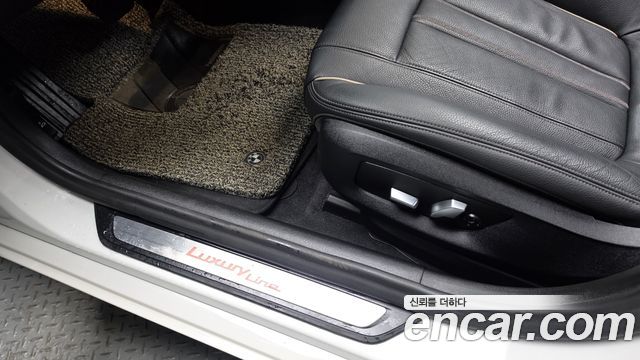BMW 5-Series 2019 — photo 32