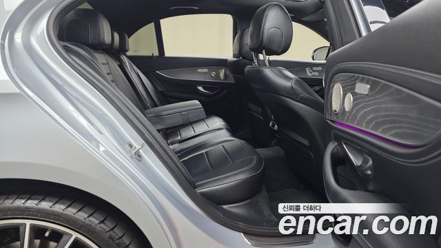 Mercedes-Benz E-Class 2022 — photo 11