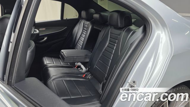 Mercedes-Benz E-Class 2022 — photo 12