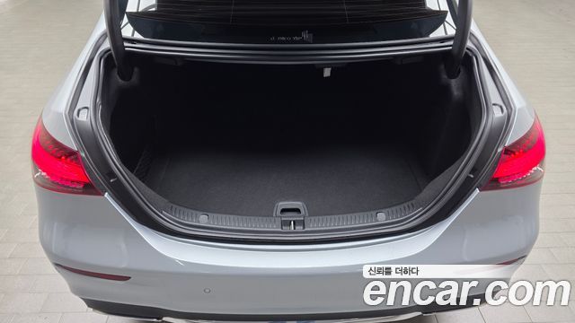Mercedes-Benz E-Class 2022 — photo 17