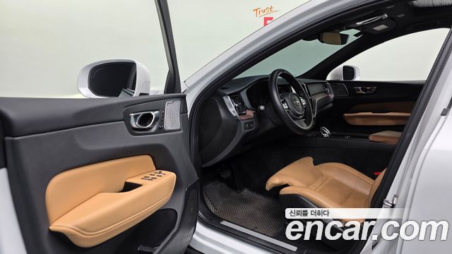 Volvo XC60 2022 — photo 13