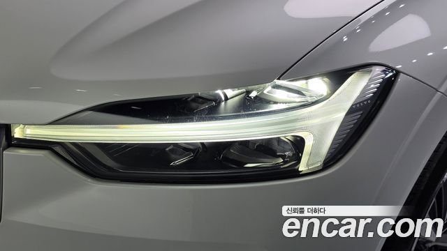 Volvo XC60 2022 — photo 8