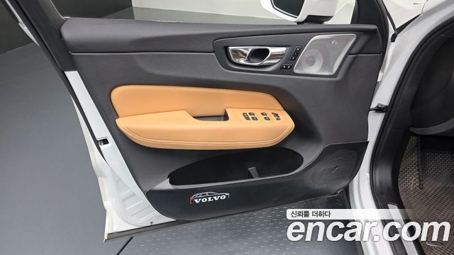Volvo XC60 2022 — photo 14
