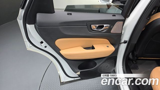 Volvo XC60 2022 — photo 15