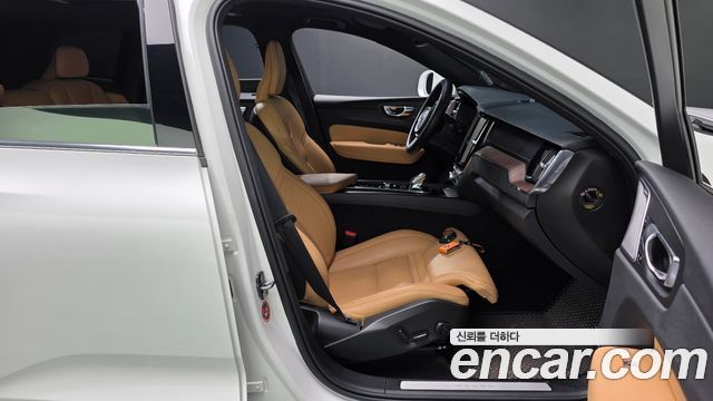Volvo XC60 2022 — photo 16