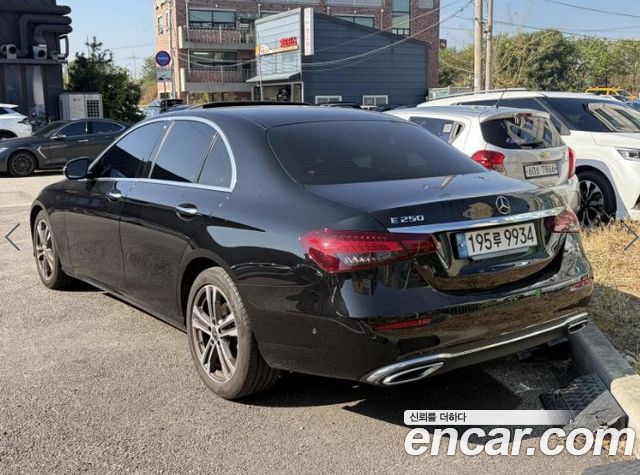 Mercedes-Benz E-Class 2023 — photo 4