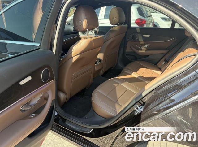 Mercedes-Benz E-Class 2023 — photo 8