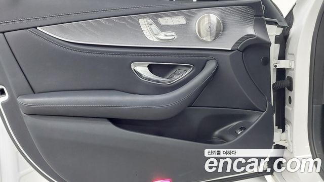 Mercedes-Benz E-Class 2022 — photo 15