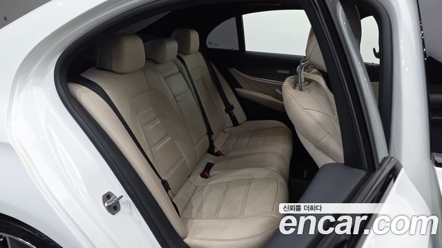 Mercedes-Benz E-Class 2019 — photo 17