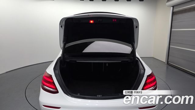 Mercedes-Benz E-Class 2019 — photo 26