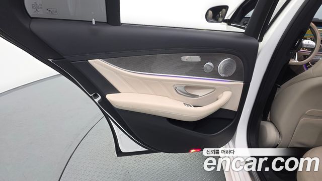 Mercedes-Benz E-Class 2019 — photo 15