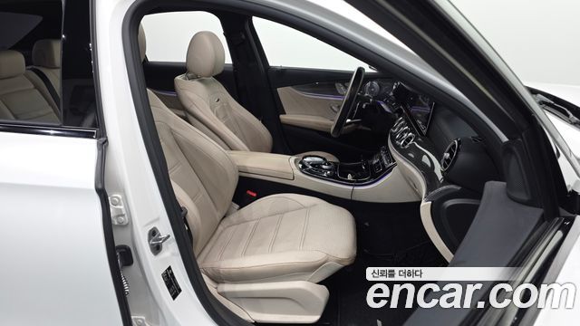 Mercedes-Benz E-Class 2019 — photo 16