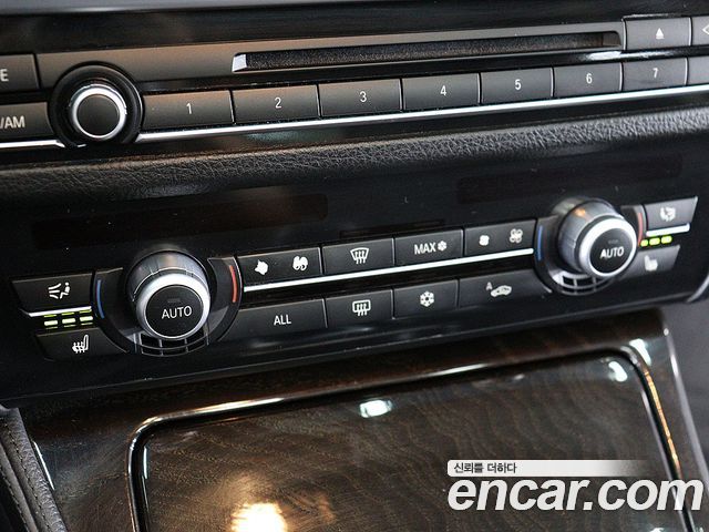 BMW 5-Series 2011 — photo 10