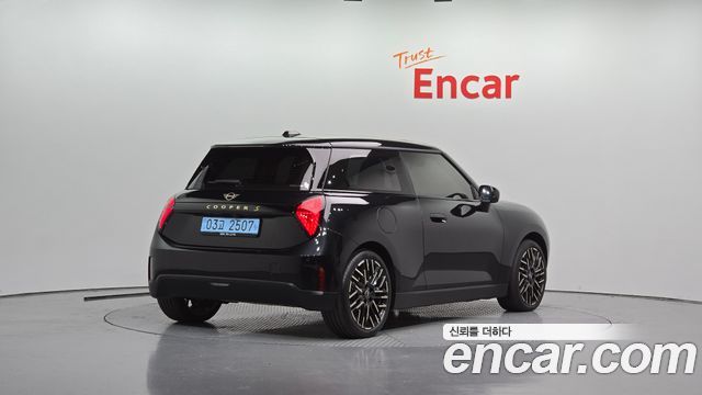 Mini Cooper 2024 — photo 2
