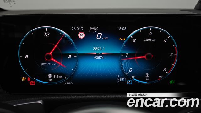 Mercedes-Benz GLB-Class 2023 — photo 11
