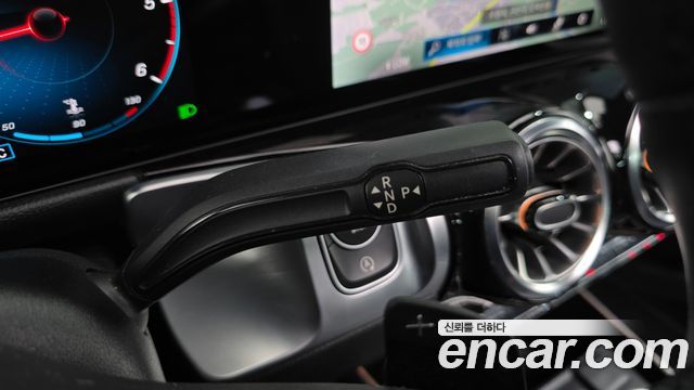 Mercedes-Benz GLB-Class 2023 — photo 12