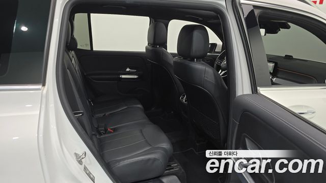 Mercedes-Benz GLB-Class 2023 — photo 17