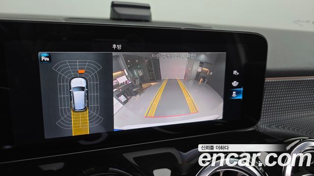 Mercedes-Benz GLB-Class 2023 — photo 21