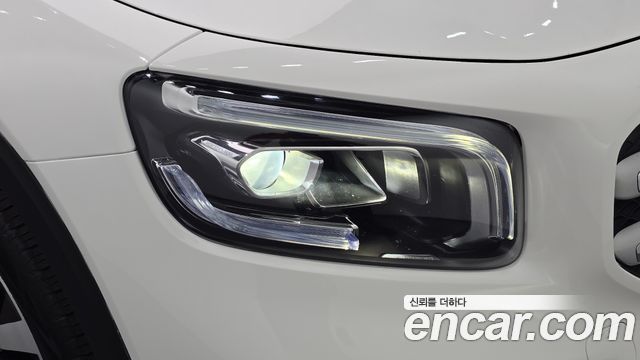 Mercedes-Benz GLB-Class 2023 — photo 8