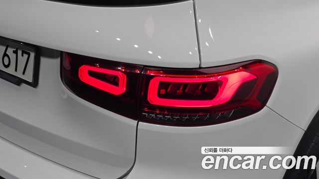Mercedes-Benz GLB-Class 2023 — photo 9