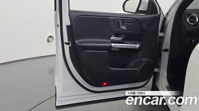 Mercedes-Benz GLB-Class 2023 — photo 14