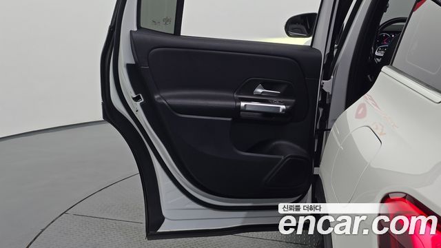 Mercedes-Benz GLB-Class 2023 — photo 15