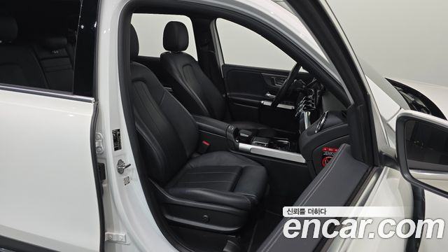 Mercedes-Benz GLB-Class 2023 — photo 16