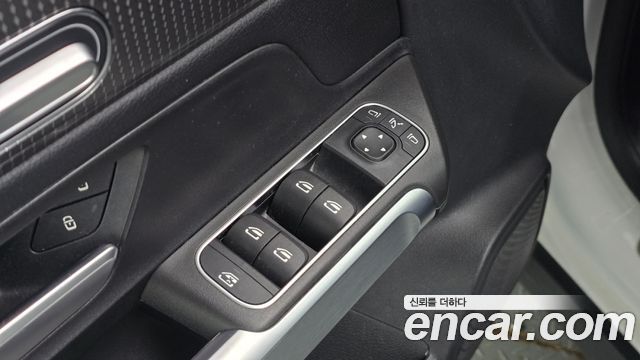 Mercedes-Benz GLB-Class 2023 — photo 29