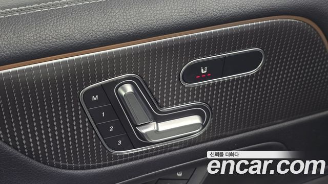 Mercedes-Benz GLB-Class 2023 — photo 30