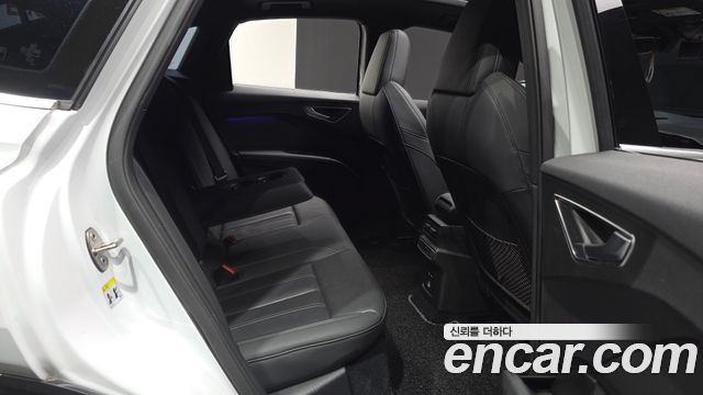 Audi Q4 e-tron 2023 — photo 18
