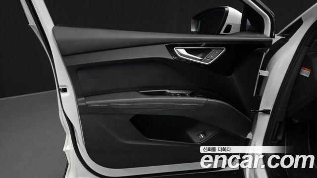 Audi Q4 e-tron 2023 — photo 14
