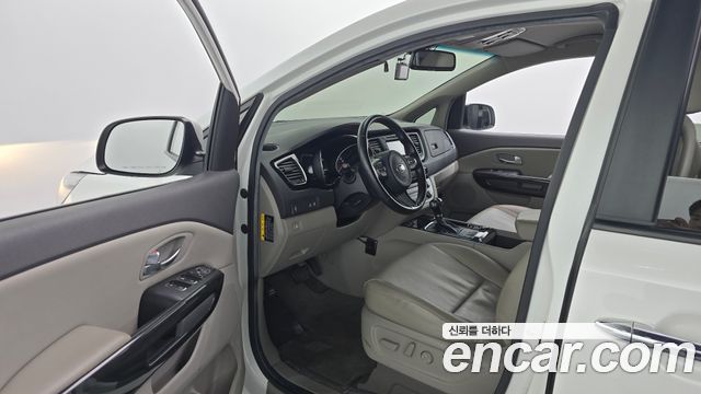 Kia Canival 2015 — photo 13