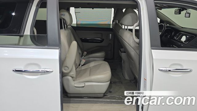 Kia Canival 2015 — photo 17