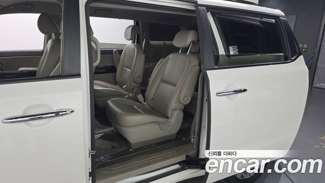 Kia Canival 2015 — photo 18