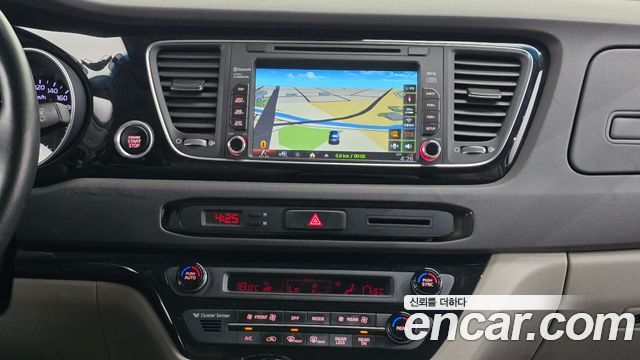 Kia Canival 2015 — photo 21