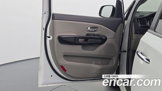 Kia Canival 2015 — photo 14