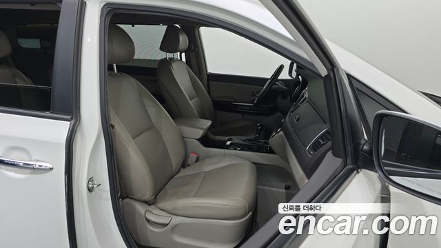 Kia Canival 2015 — photo 16