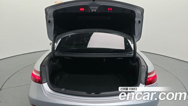 Mercedes-Benz E-Class 2017 — photo 24